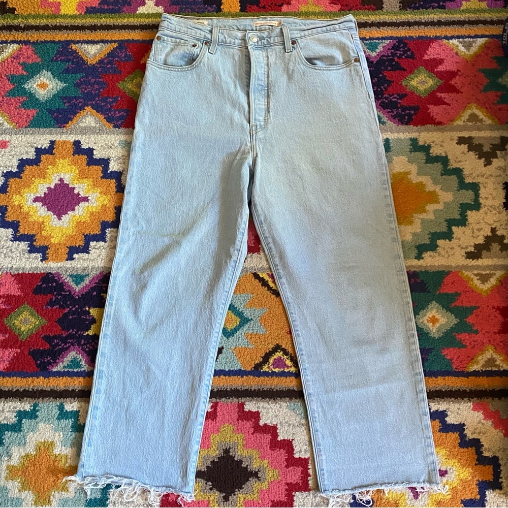 Levi’s ribcage straight ankle light wash blue jeans raw hem size 32 x 27 - Picture 2 of 8